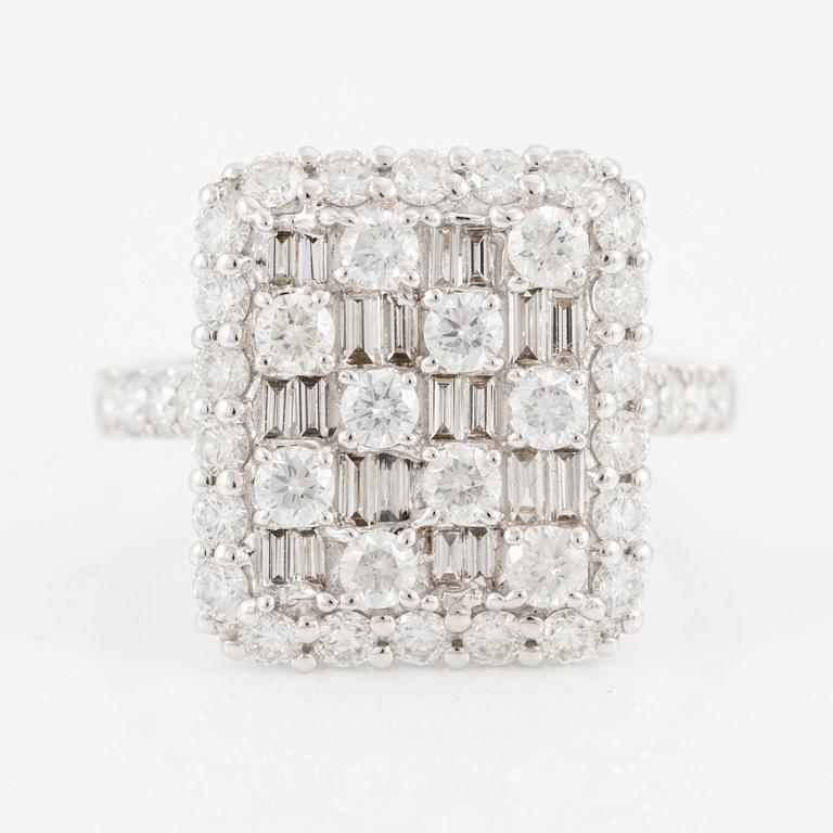 Ring, 18K white gold with baguette and brilliant-cut diamonds.