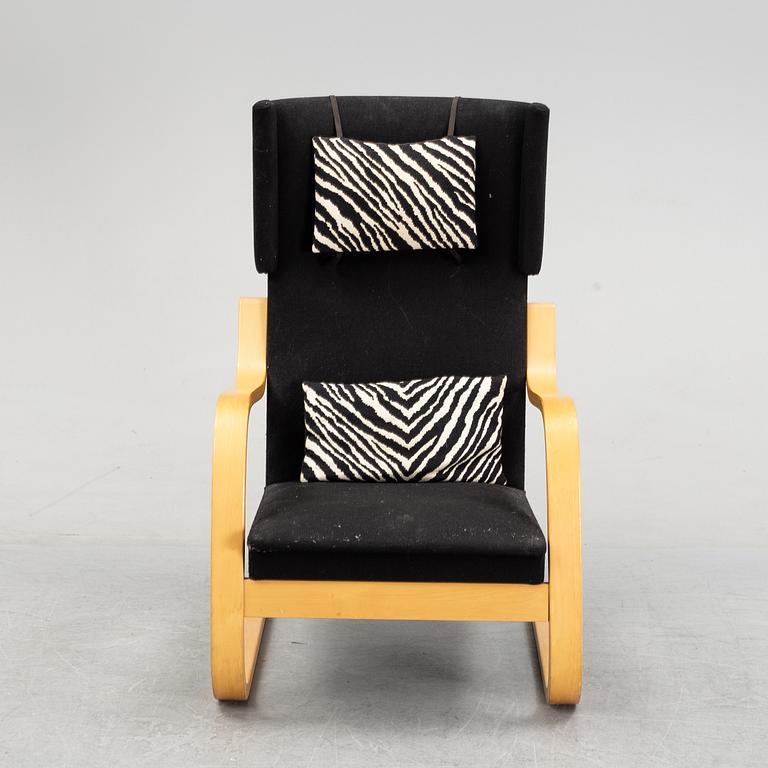 A model 401 lounge chair by Alvar Aalto for Artek, designed 1933.