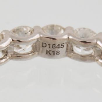 RING, 18K vitguld med 25 briljantslipade diamanter, 1.65 ct. Vikt 1,6 gram.