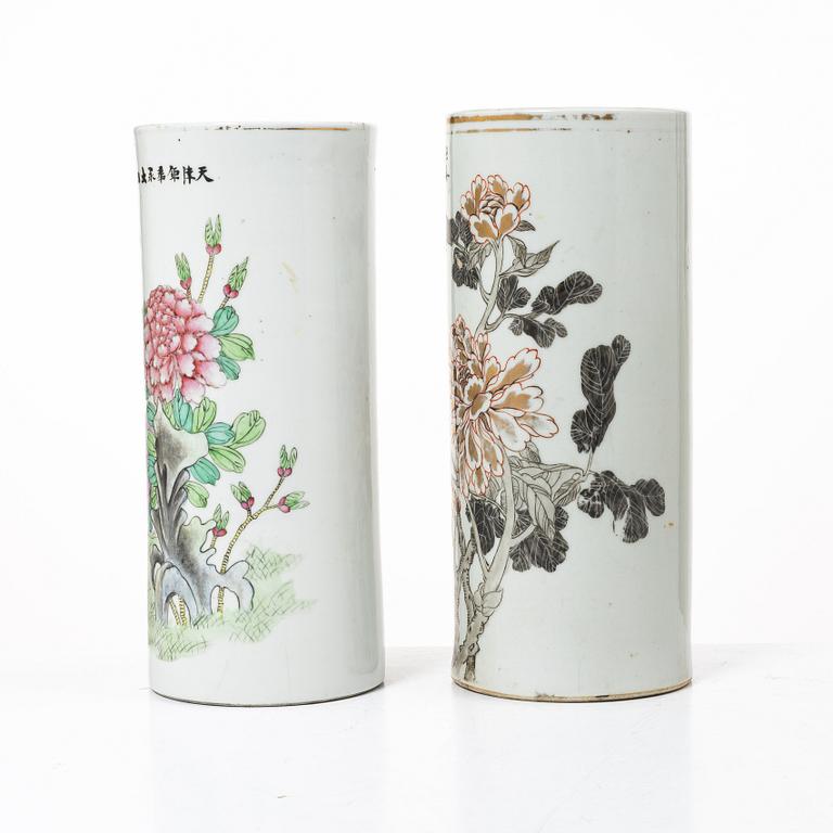 A pair of Chinese vases, 20th century.
