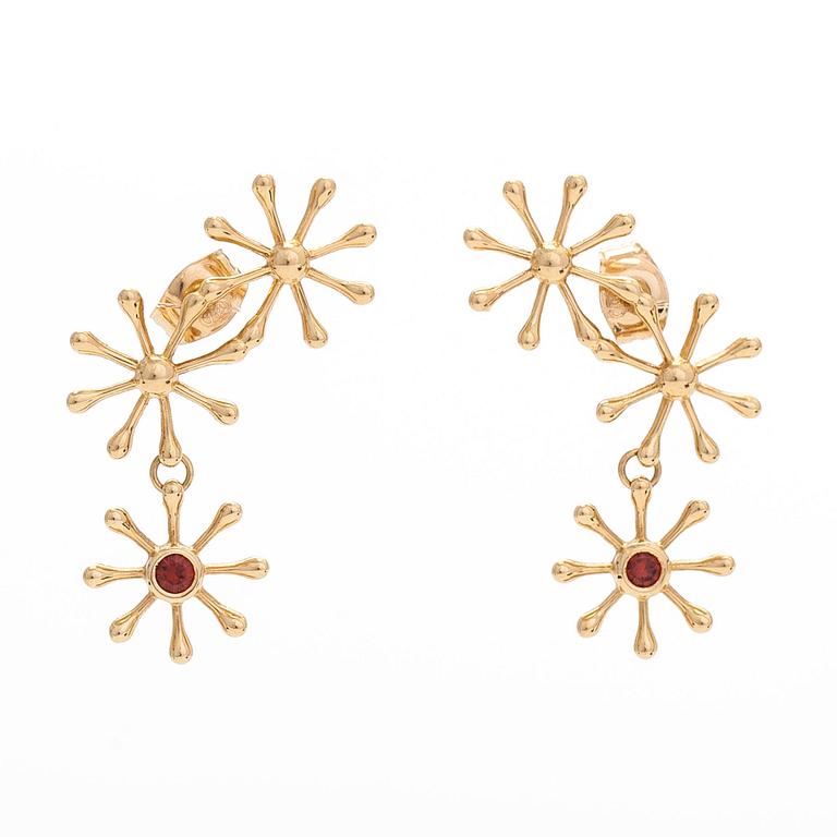 Kirsti Doukas, örhängen, "Pohjantähti", 18K guld och granat. Kalevala Koru, Helsingfors.