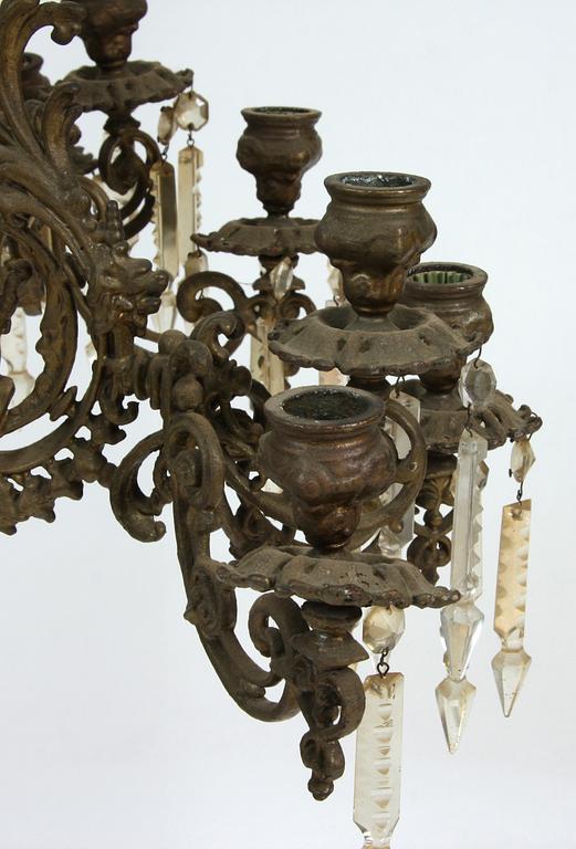 TAKFOTOGENLAMPA, majolika, 1800/1900-tal. H 120.