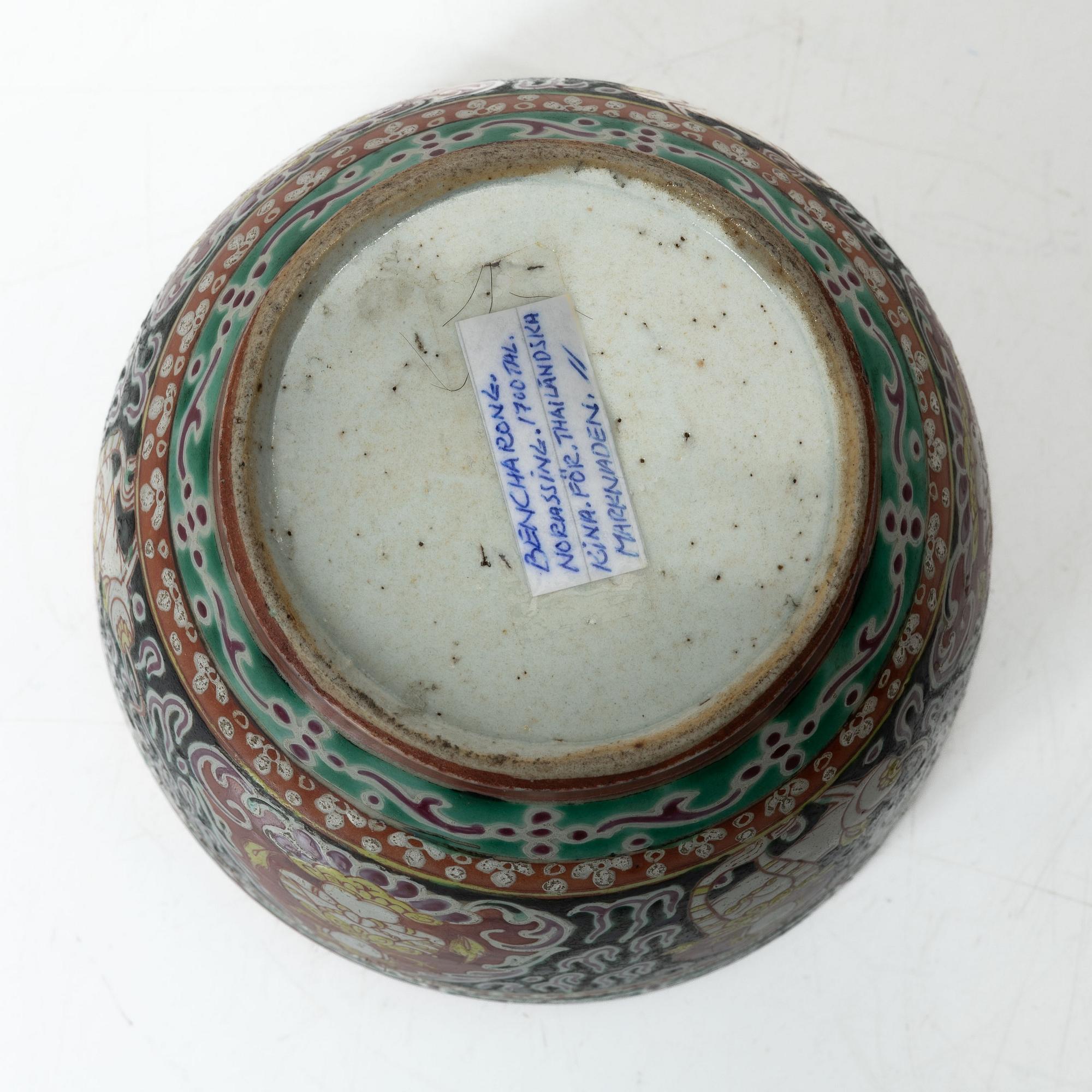 A Benjarong porcelain bowl with cover, Thailand, 19th century.