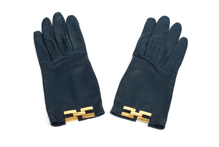 A pair of lady gloves by Hermès.