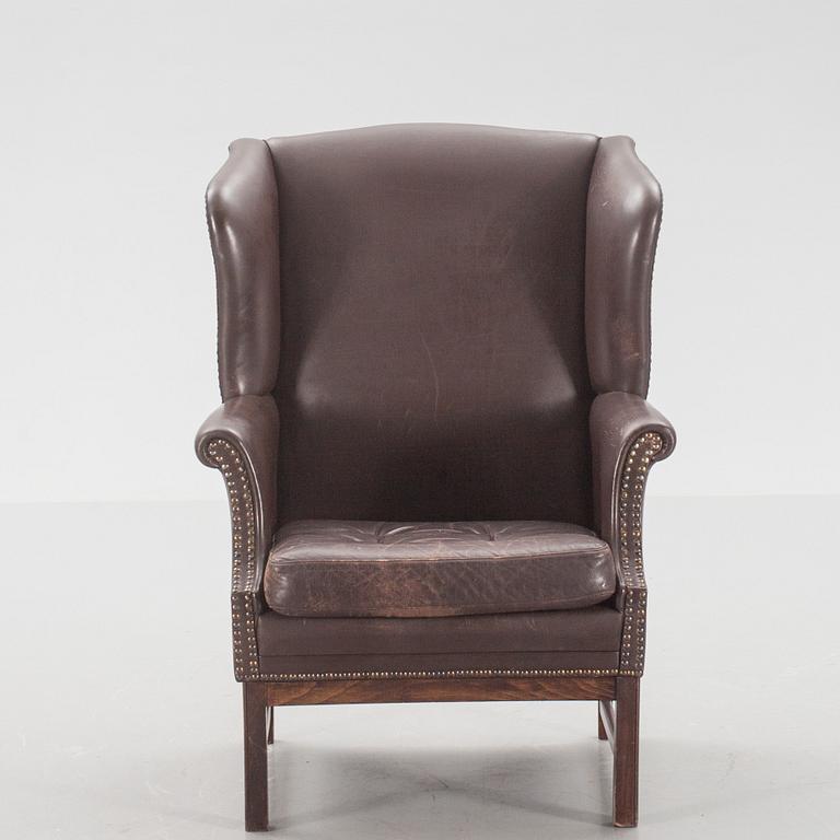 ÖRONLAPPSFÅTÖLJ, skinn. 1900-talets andra hälft.