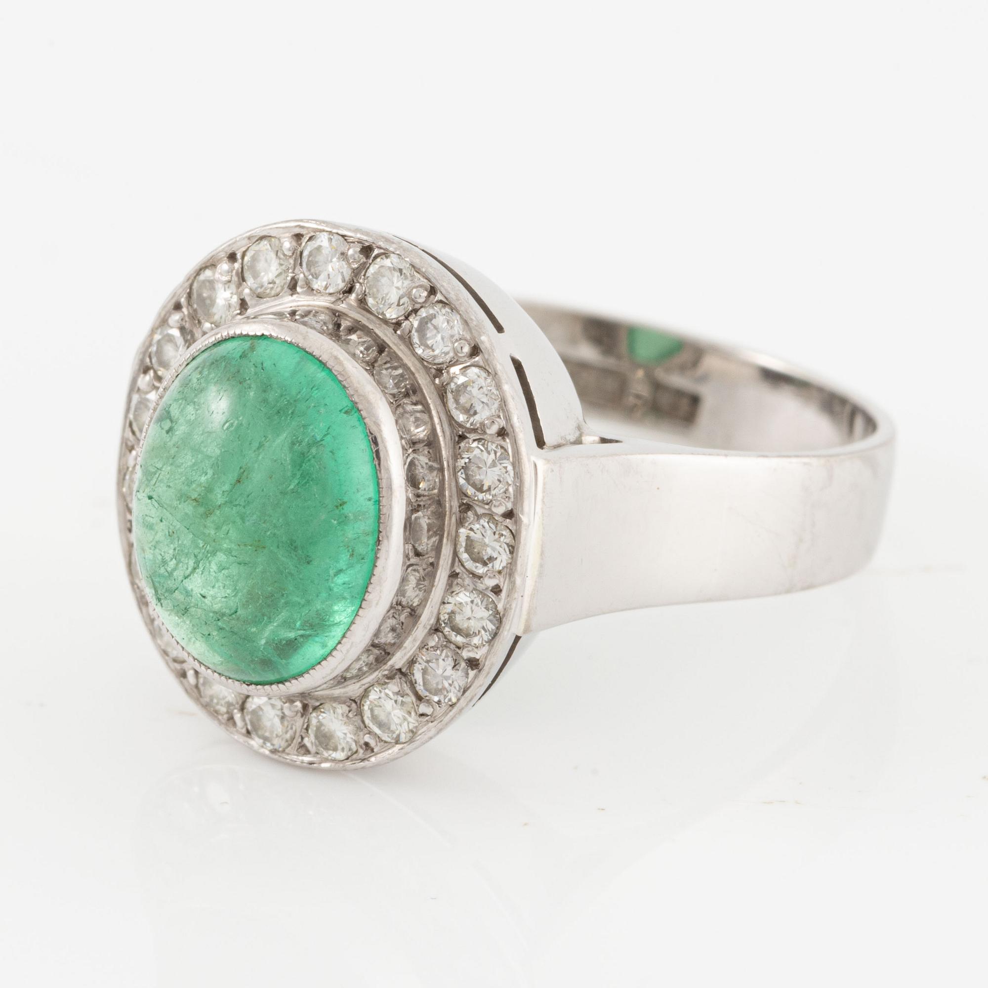 Ring 18K vitguld med en cabochonslipad smaragd och runda briljantslipade diamanter.