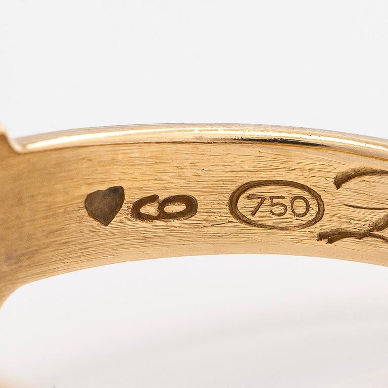An 18K gold ring with an sapphire and octagon-cut diamonds totalling approximately 0.12 ct.