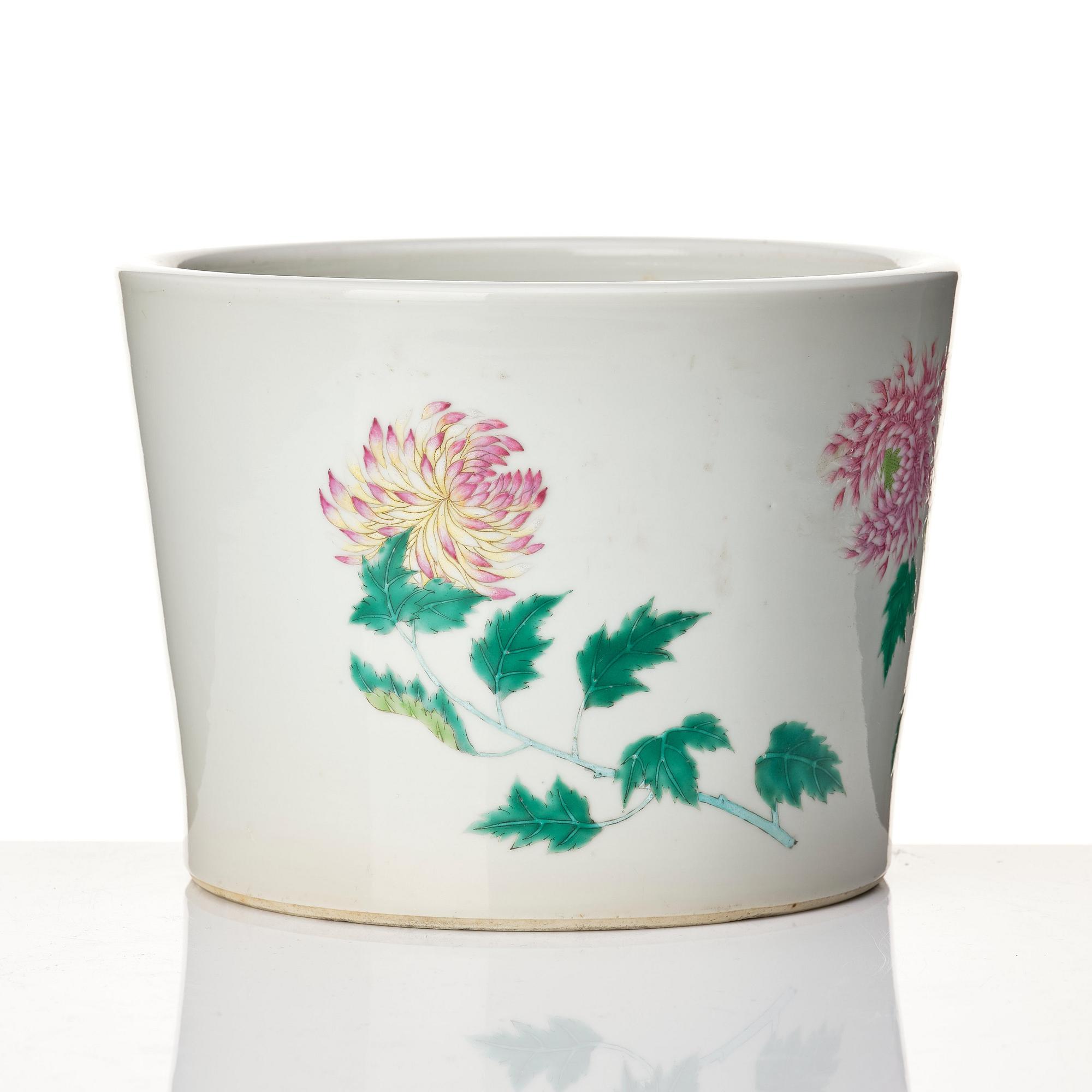 A famille rose scroll pot/flower pot, late Qing dynasty/early 20th Century.