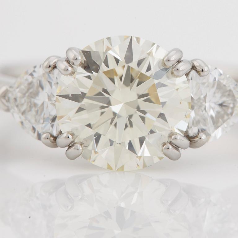 A brilliant- and heart cut diamond ring.