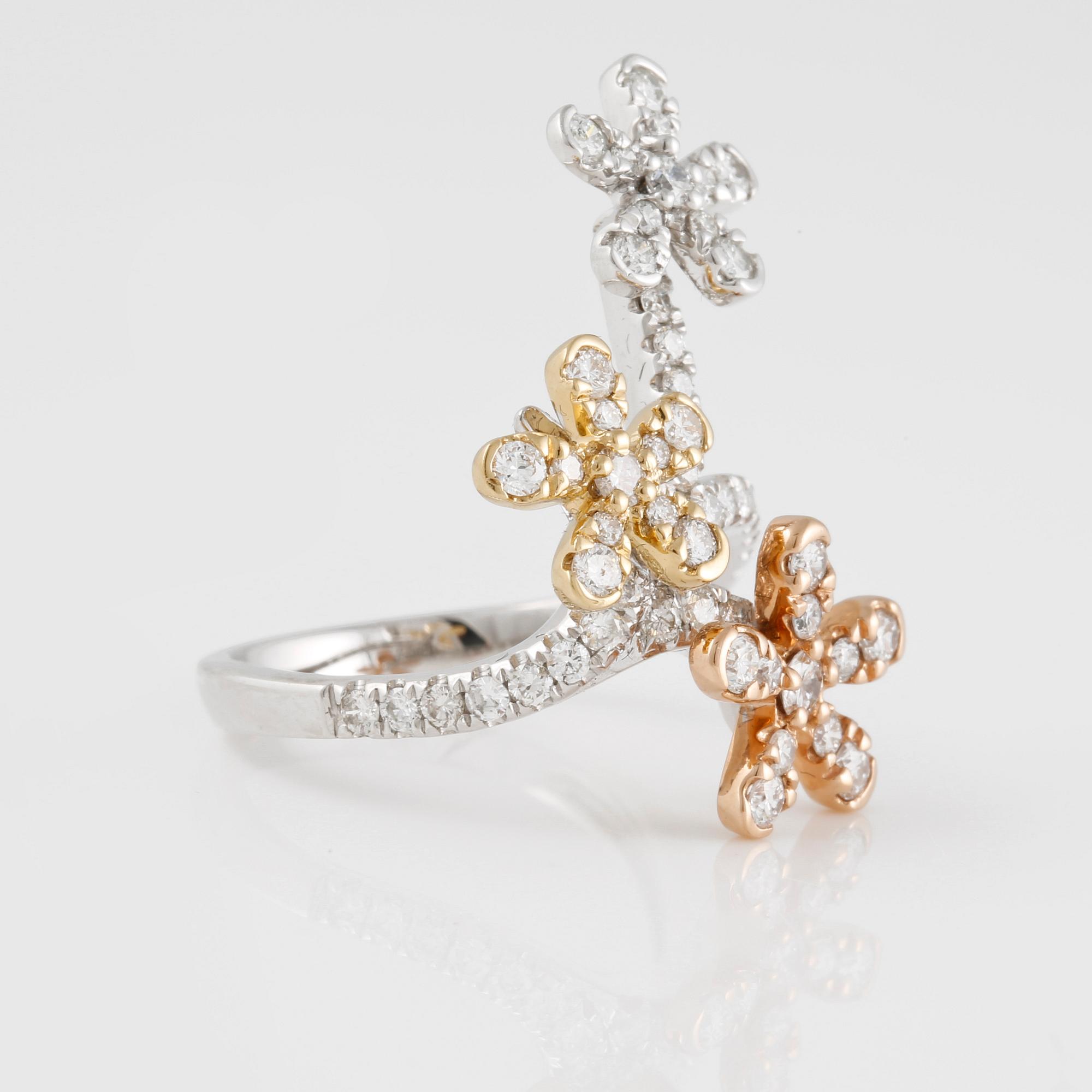 RING, 18K trefärgat guld med briljantslipade diamanter ca 1.17 ct. Vikt 6,1 gram.