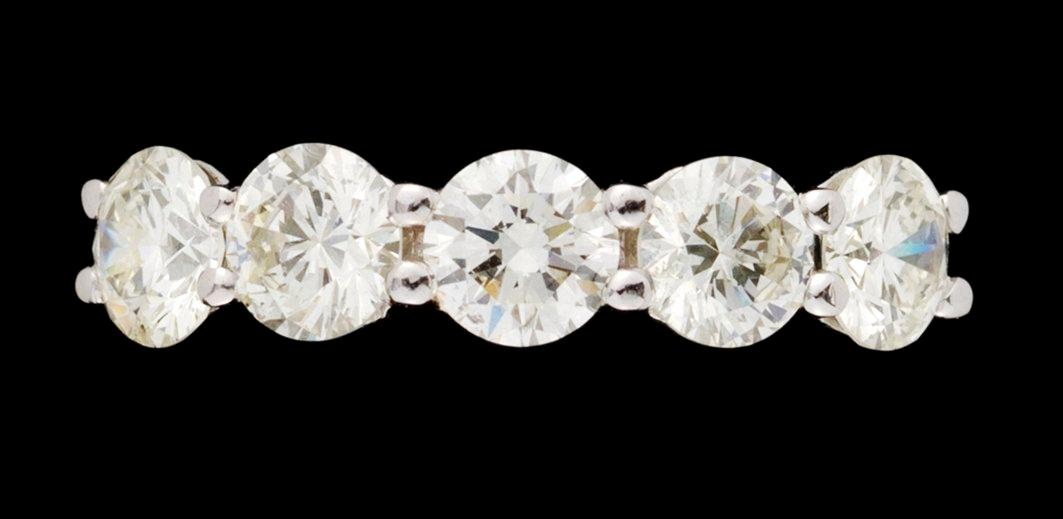 RING, 18K GULD MED FEM BRILJANTSLIPADE DIAMANTER CA 2.11 CT.