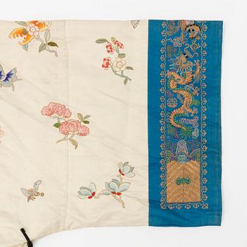 A Chinese embroidered silk robe, late Qing dynasty/early 20th century.