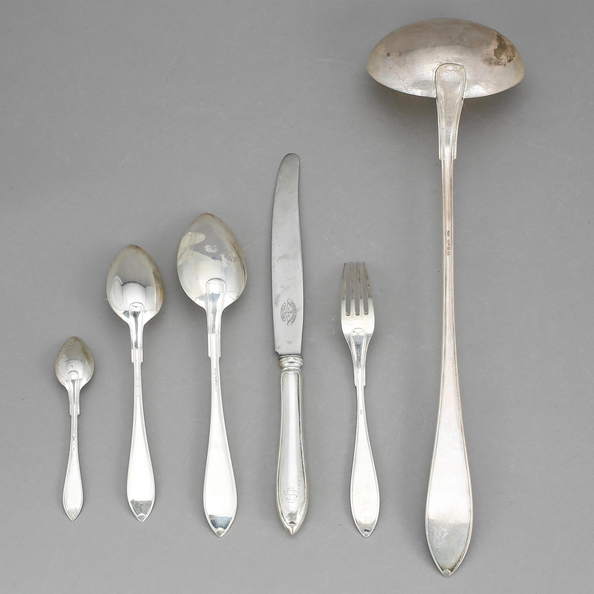 BESTICKSUPPSÄTTNING, 62 delar. Silver. Bl a GAB Stockholm 1925. Tot ca 2760 g.