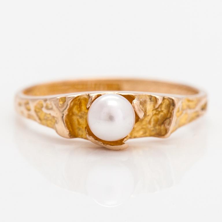 Björn Weckström, Ring "Litet ord", 14K guld och odald pärla. Lapponia 1977.