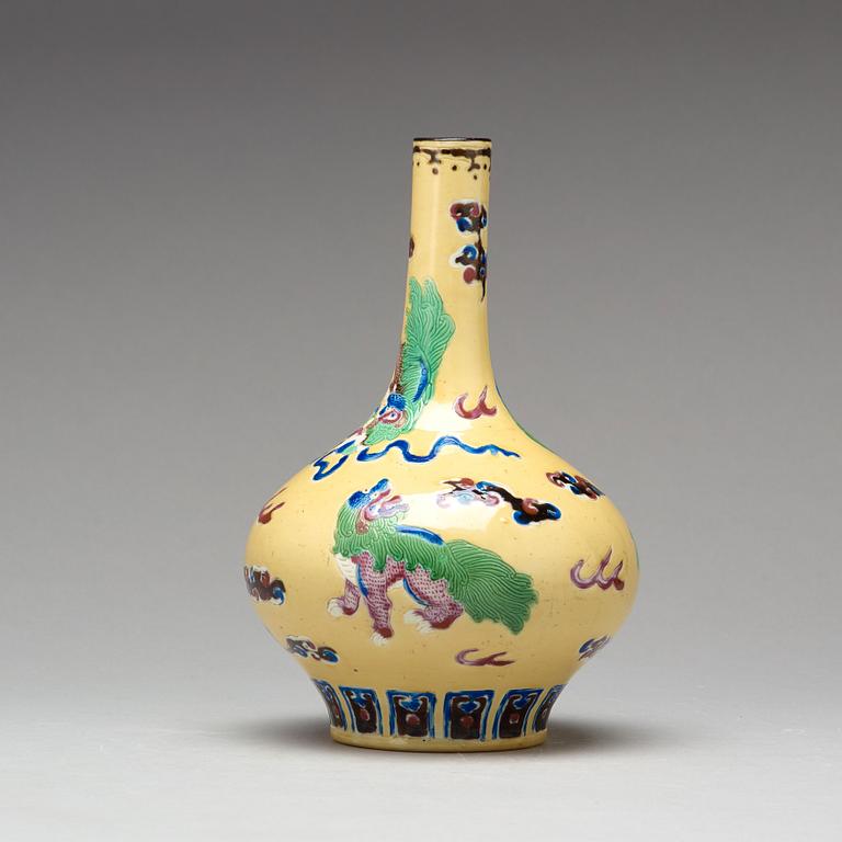 A yellow glazed vase with buddhist lions, Qing dynasty, 19th Century.