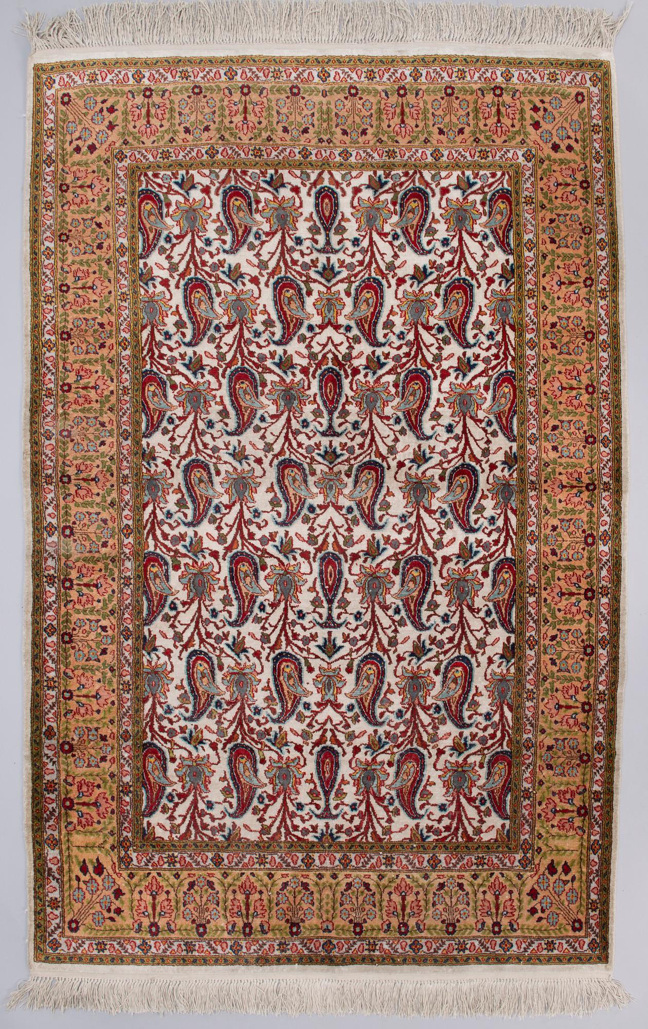 MATTA, orientalisk. Silke. Ca 160x103 cm.