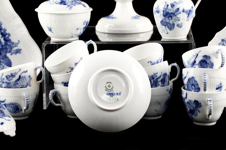 KAFFESERVIS, 39 delar, porslin, "Blå blomst", Royal Copenhagen.