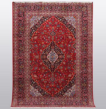 A carpet, Kashan, ca 298 x 202 cm.