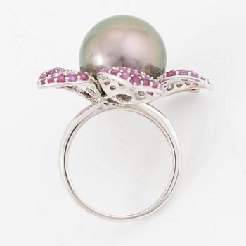 Ring, cocktail ring, in the form of a flower, 18K white gold with a cultured Tahitian pearl, rubies, and brilliant-cut diamonds.