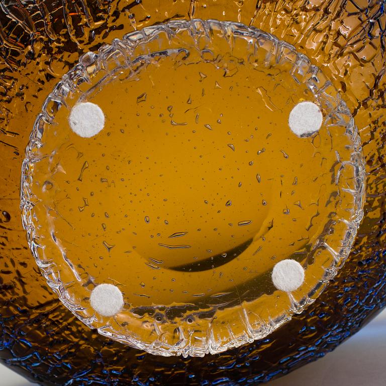 A glass vase and a bowl by Ann & Göran Wärff, Kosta 1970´s.