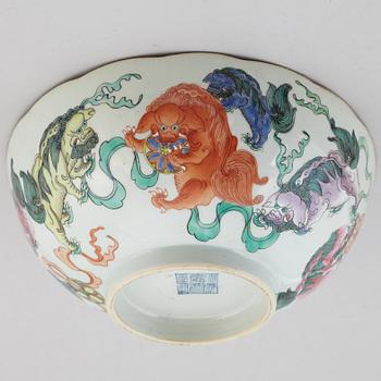 A Chinese famille rose bowl, early 20th century.