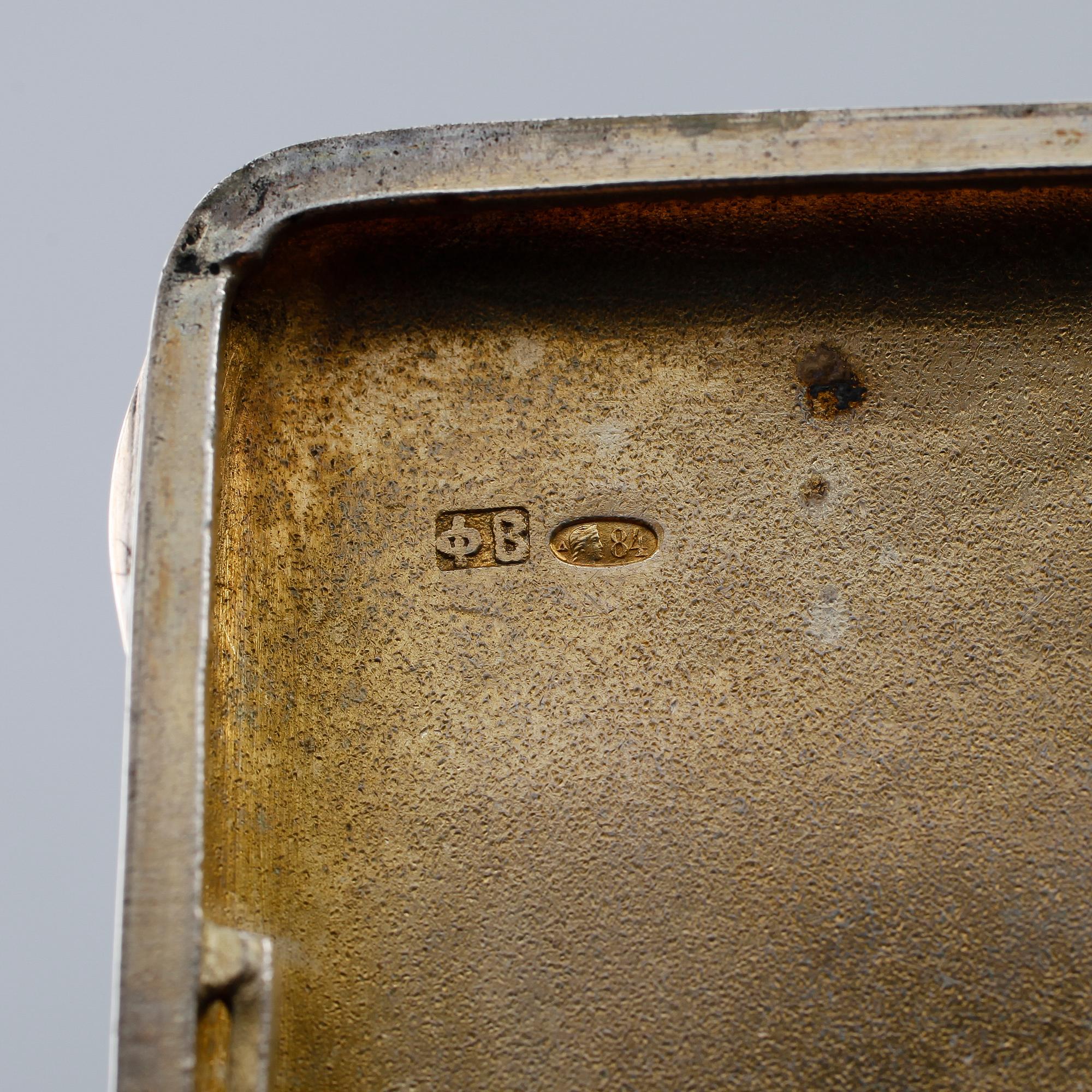 CIGARETTETUI, silver, Ryssland, 1900-talets första hälft. Vikt ca 142 gram.