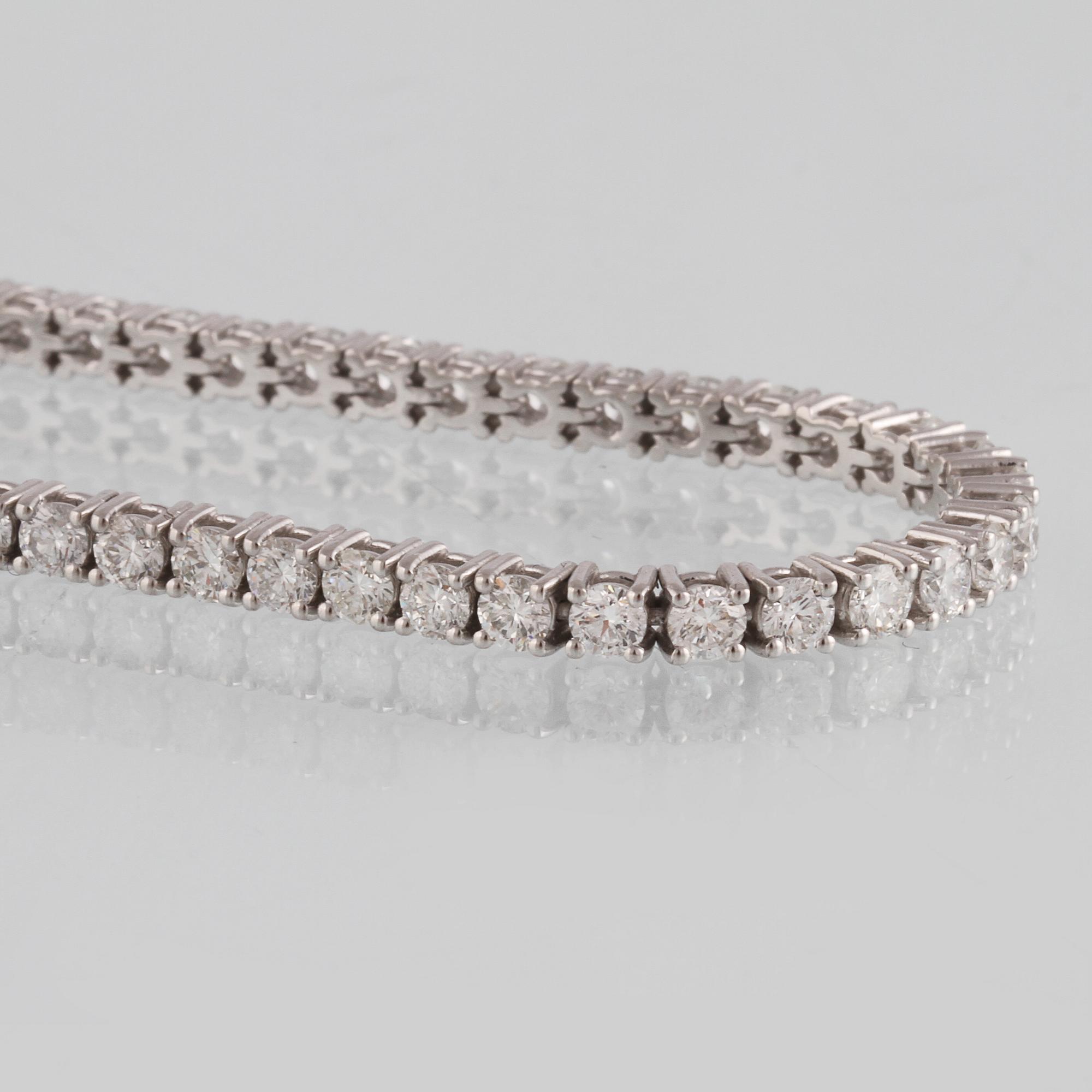 ARMBAND, 18K vitguld med briljantslipade diamanter ca 5,89 ct. Vikt 12,2 gram.