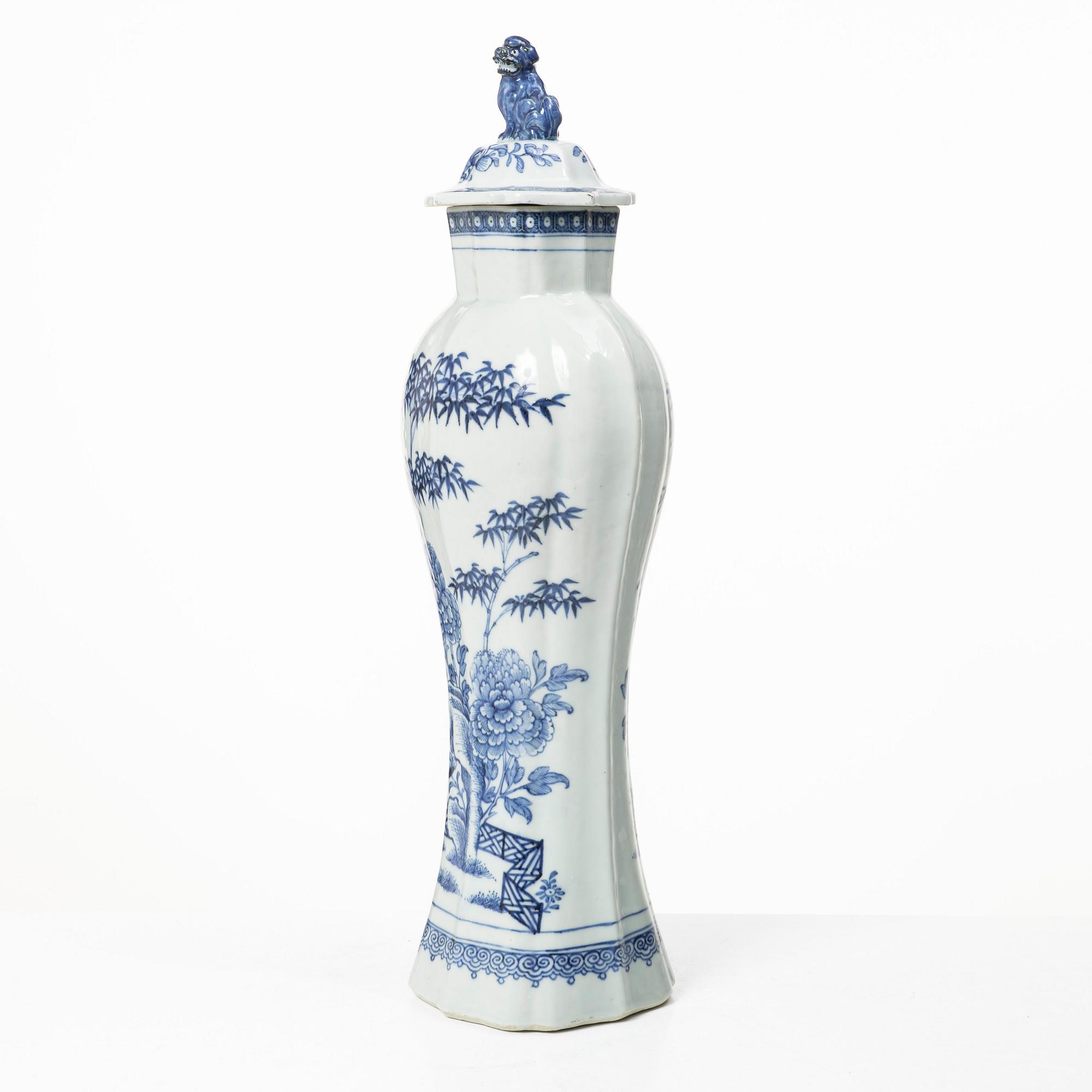 A blue and white export porcelain urn with cover, China, Qingdynasty, 18th century.