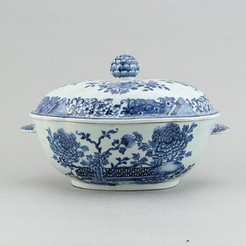 A blue and white tureen with cover, Qing dynasty, Qianlong (1736-95).