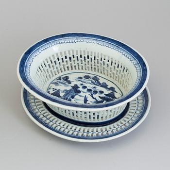 A part dinner export porcelain service, Qing dynasty, 19th century (23 pc).