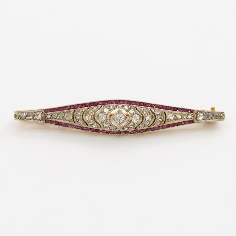 Brooch, 18K gold set with rose-cut and old mine-cut diamonds and probably synthetic rubies, circa 1900.