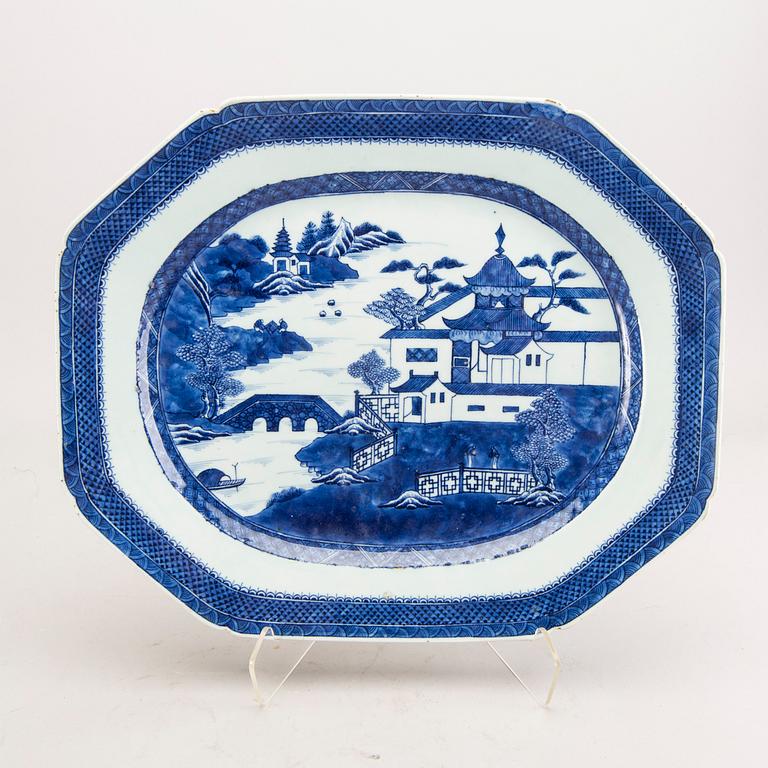 A set of two Chinese blue and white porcelain plates around 1800.