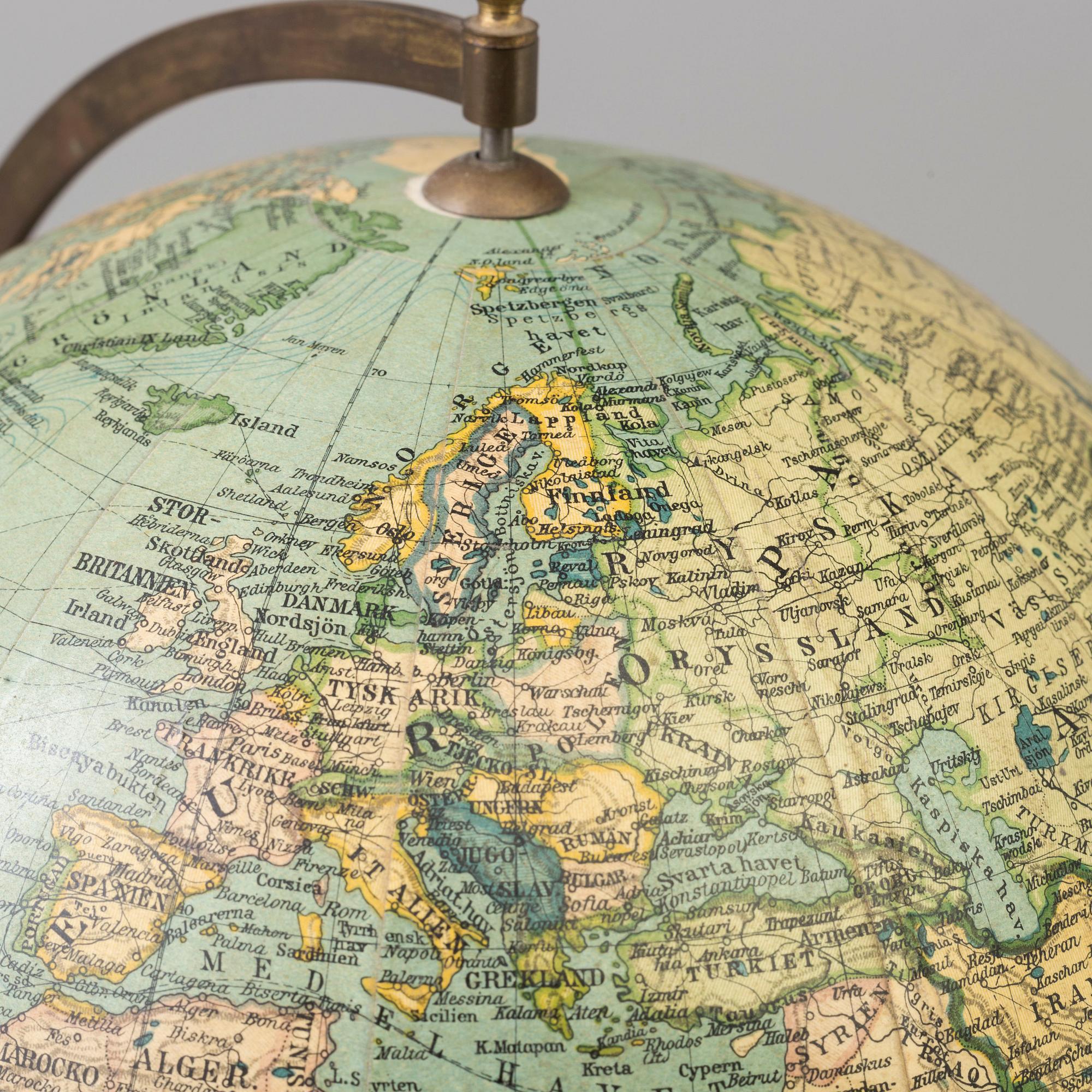 A globe from Nordiska Skolmaterielförlaget, Gunnar Saietz, Stockholm, first half of the 20th Century.