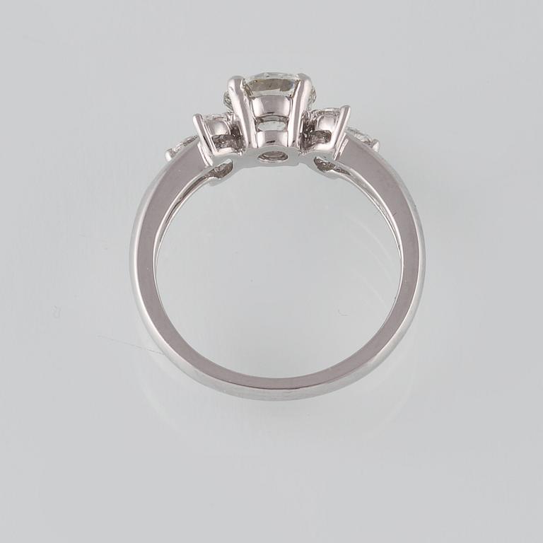 RING, 18K vitguld med briljantslipad diamant ca 1.11 ct samt 6 navetteslipade diamanter 0.26 ct. Vikt 4,2 gram.
