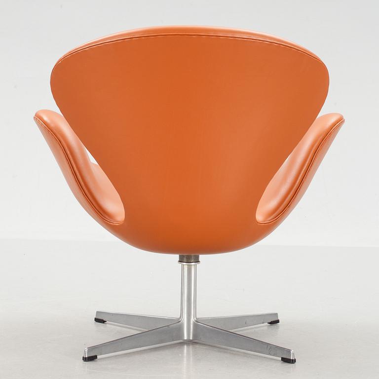 FÅTÖLJ, "Svanen", Arne Jacobsen, skinn, 1950/60-tal.