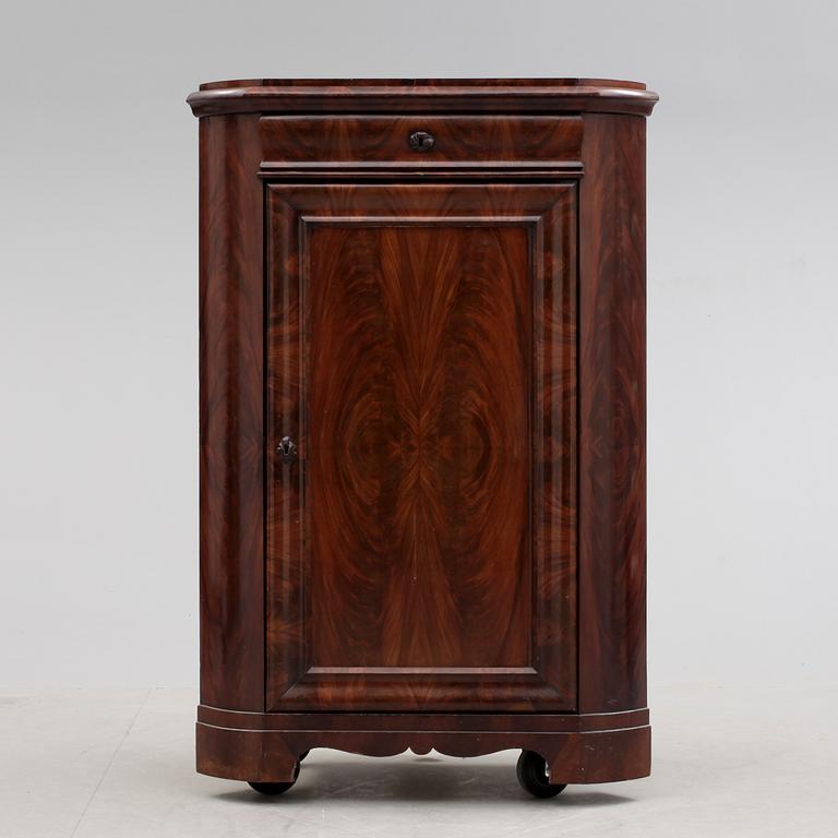 HÖRNSKÅP, omkring 1800-talets mitt.