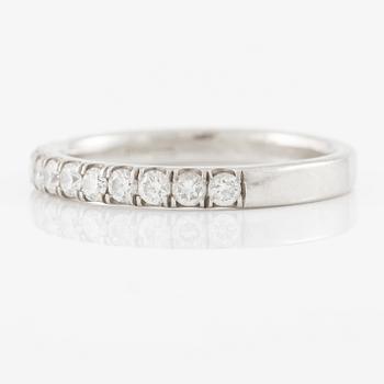 Ring, alliansring, platina med briljantslipade diamanter.