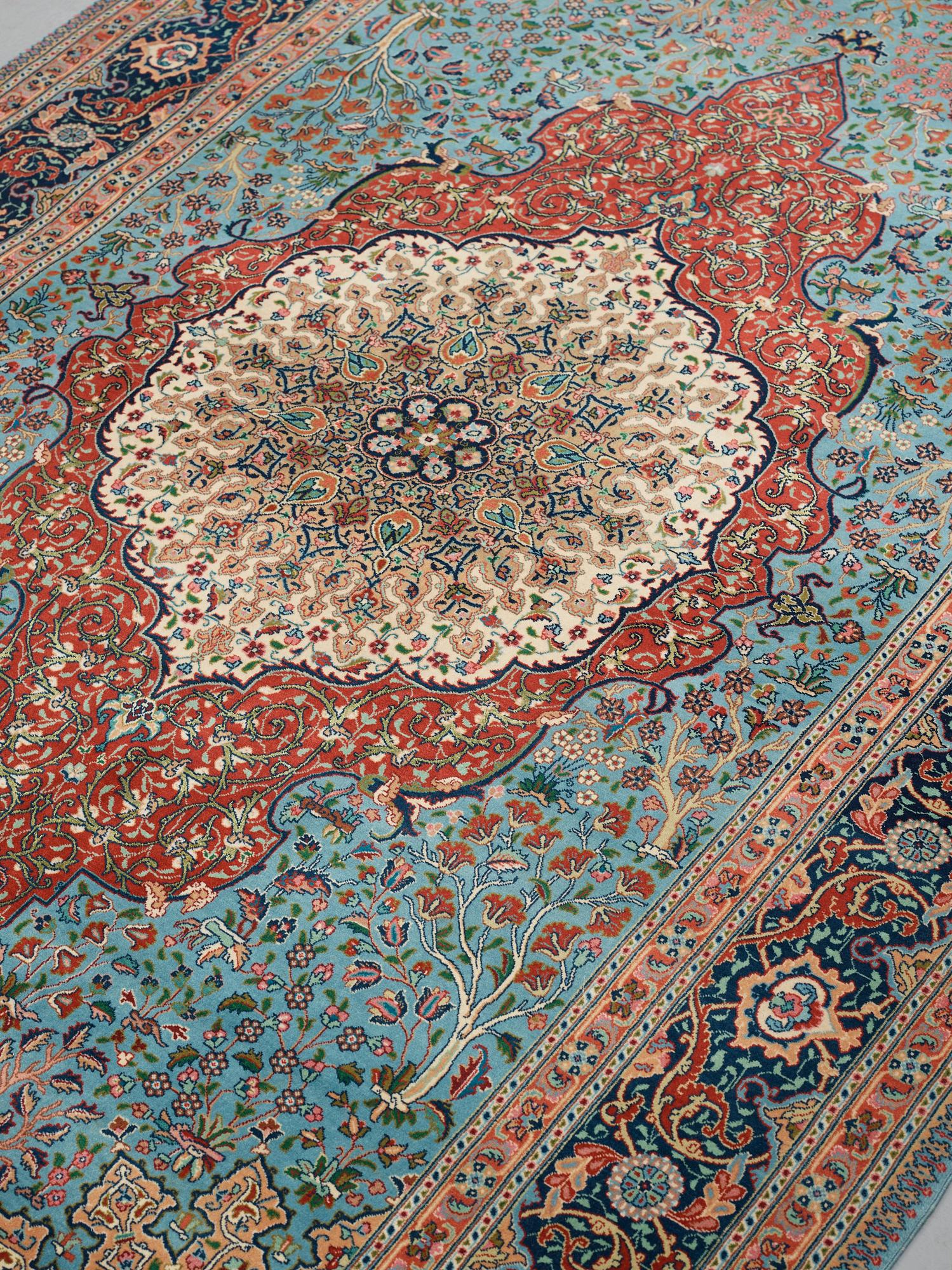Matta, old Täbris, ca 263,5-266 x 165,5-169,5 cm (samt kortsidorna med 1-1,5 cm blå- och terrakottarandig slätväv).