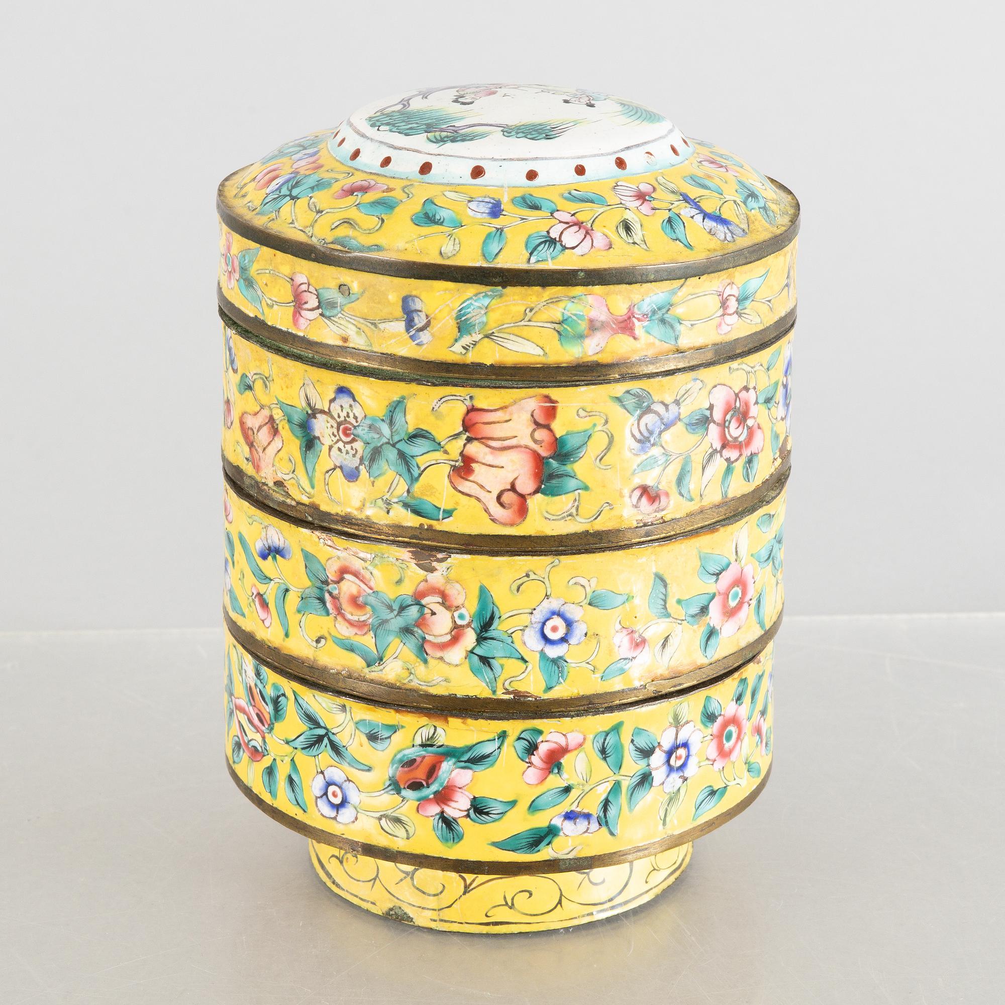 A Chinese three-tiered box with cover, early 20th century.