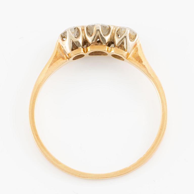 Ring, three-stone ring, 18K gold with three brilliant-cut diamonds.