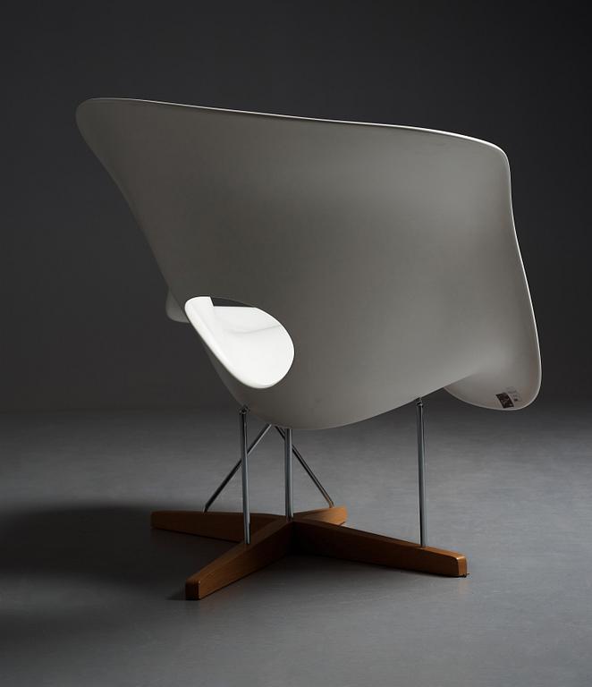 Charles & Ray Eames, "La Chaise",  Vitra 2012.