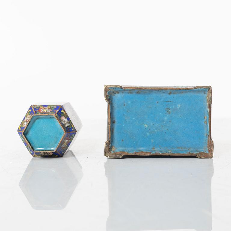 Vas och rökelsekar, cloisonné, Qingdynastin, 1800-tal.
