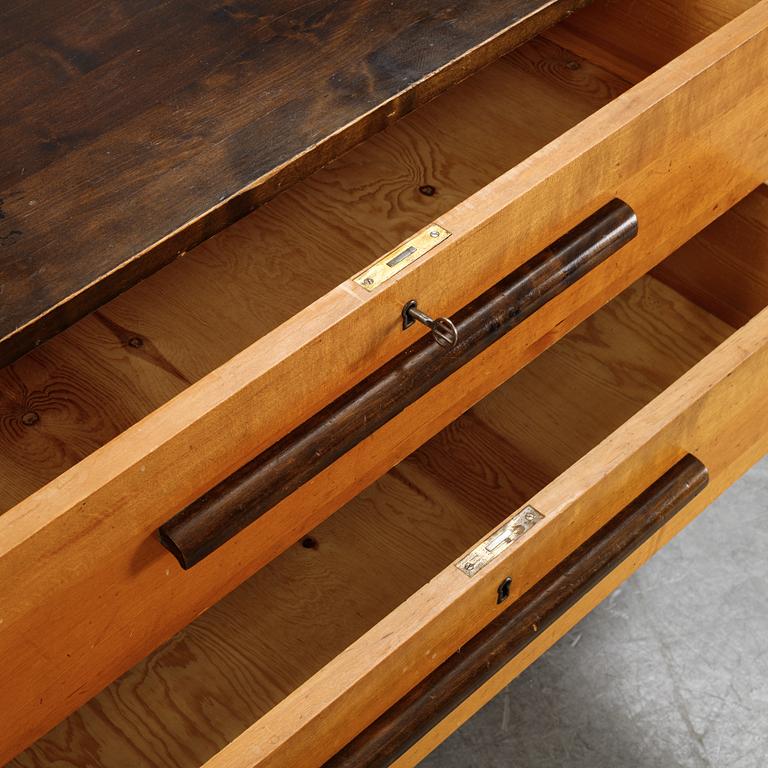 A 1930-40s chest of drawers.