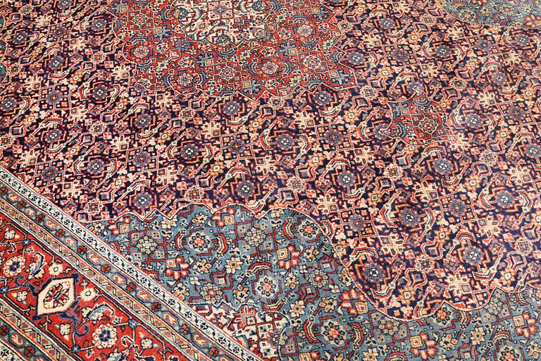 A Sarouk carpet, c. 304 x 218 cm.