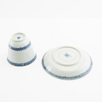 A blue and white cup with saucer, Qing dynasty, Kangxi (1662-1722).