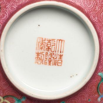 SKÅL, porslin. Qingdynastin med Qianlongs märke i rött.
