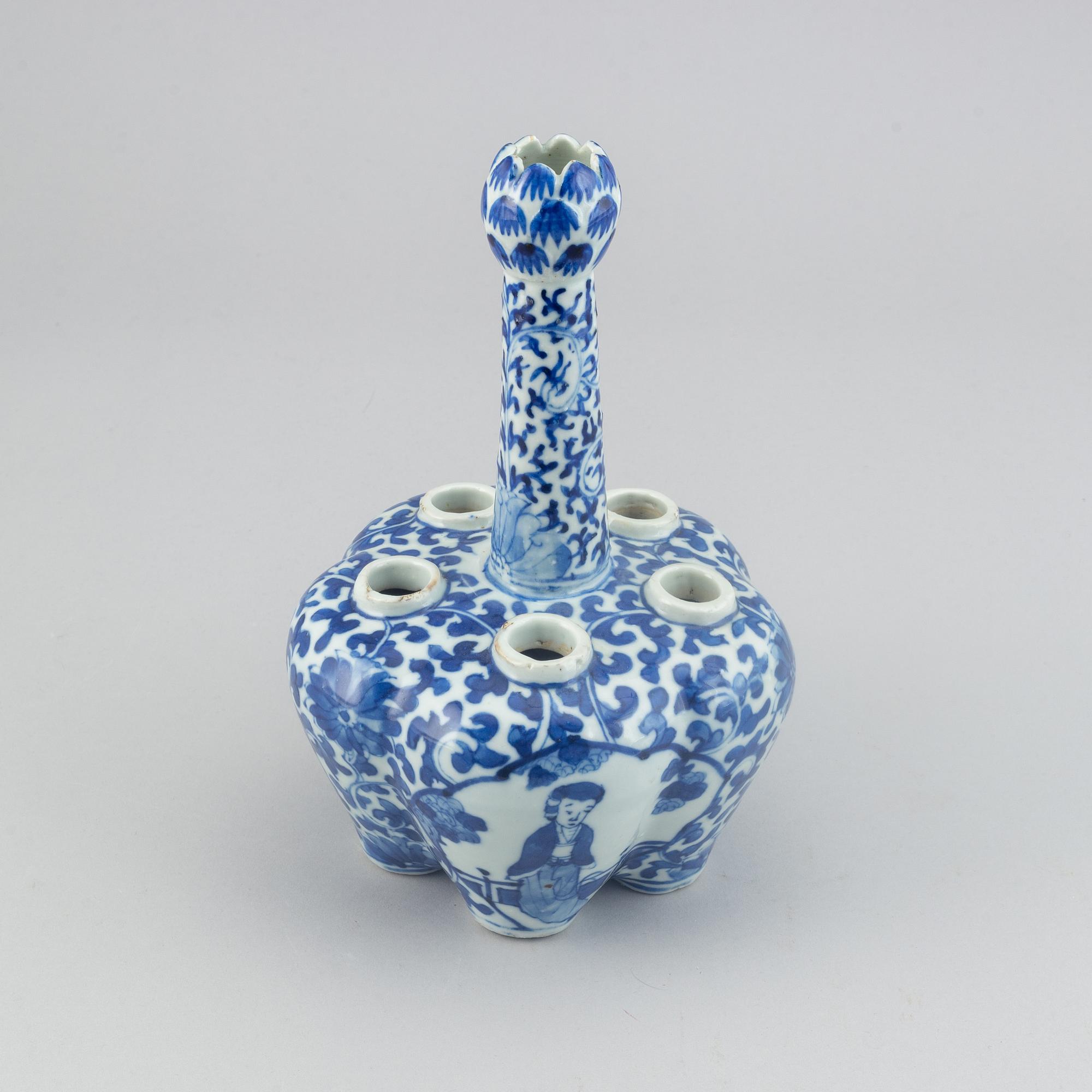 A blue and white tulip vase, Qing dynasty, Guangxu (1872-1908).