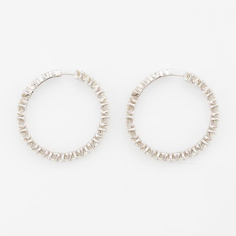 Ett par örhängen 18K vitguld med runda briljantslipade diamanter.