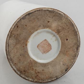 A blue and white vase, a brush pot and an urn with cover, porcelain, China, late Qing dynasty & 20th century.