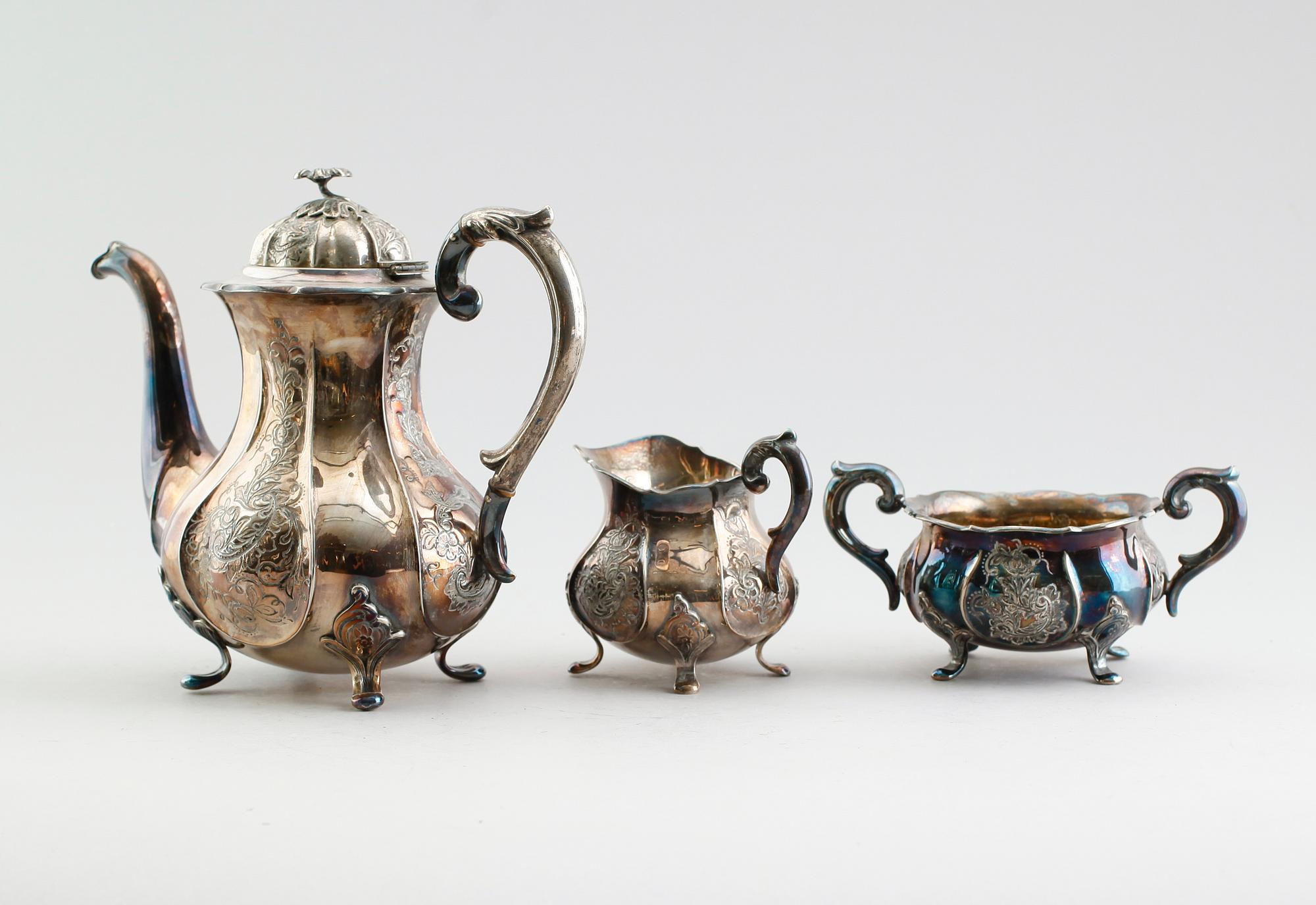 KAFFESERVIS, 3 delar, silver, svenska importstämplar, 1900-talets första hälft. Vikt ca 1105 gram.